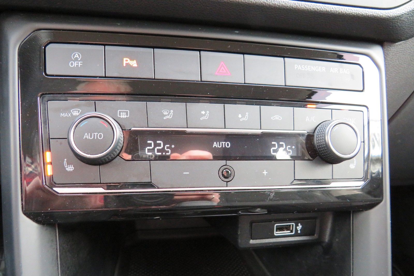 Fahrzeugabbildung Volkswagen T-Cross Life NAVI PDC SITZH DIGITAL-COCKPIT PRO