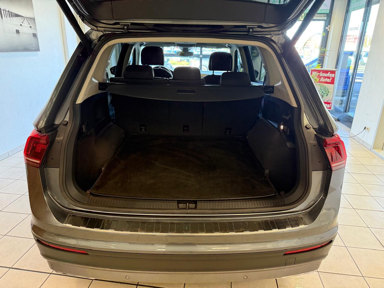 Fahrzeugabbildung Volkswagen Tiguan Allspace IQ.DRIVE/1. Hand / Navi /Digital