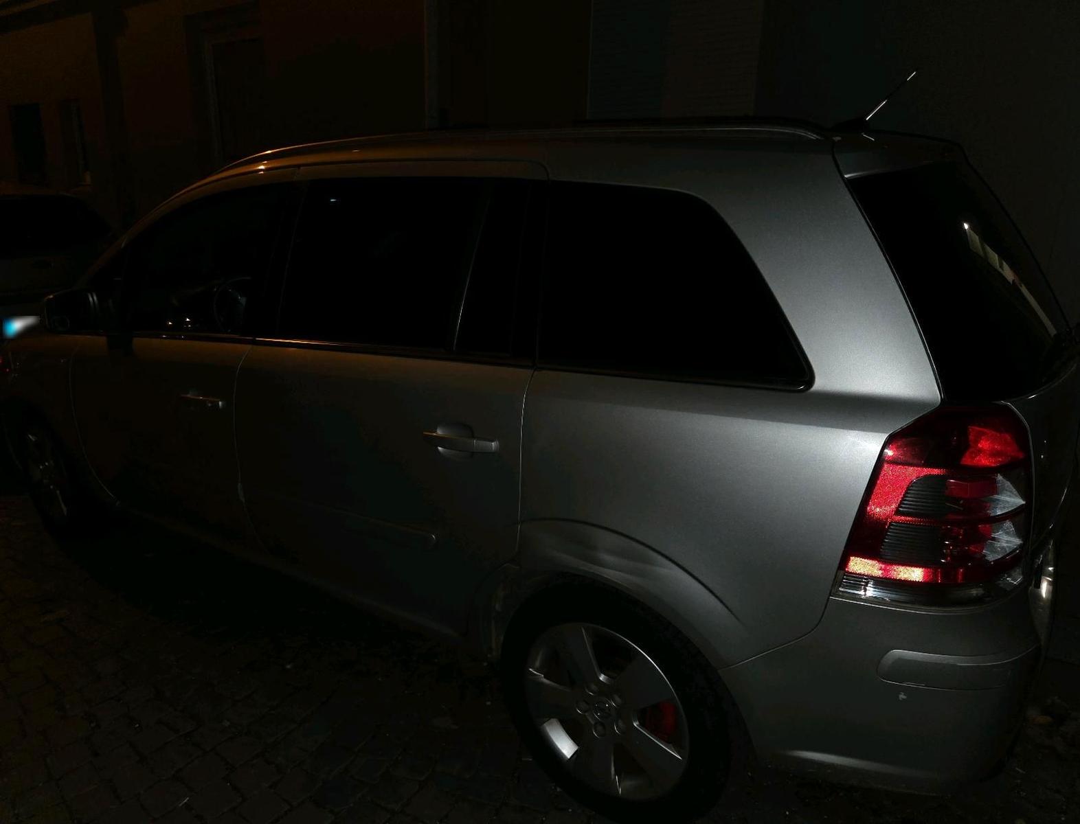 Opel Zafira 2011 — engine 125 HP (92kW)