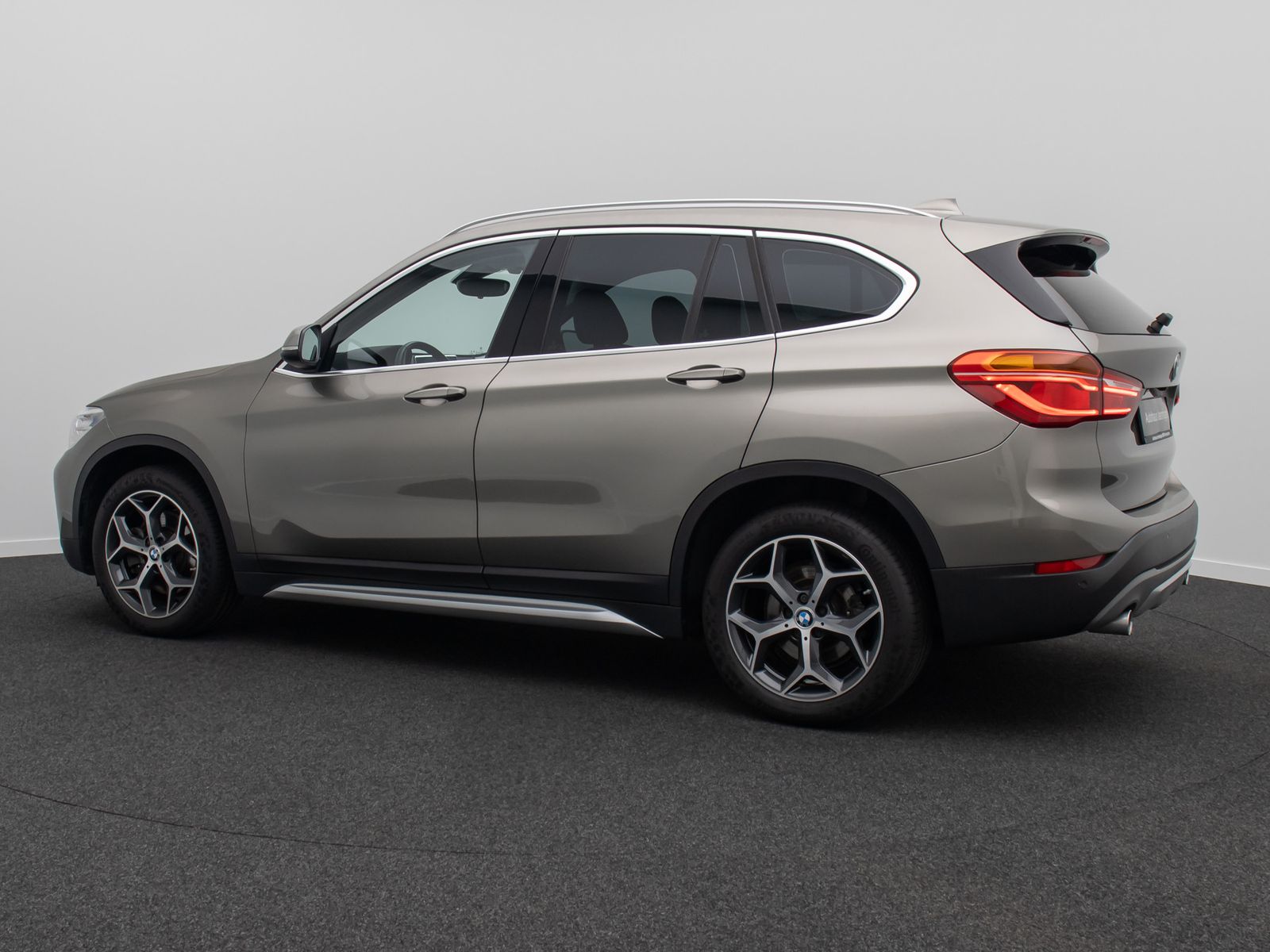 Fahrzeugabbildung BMW X1xD20d xLine Kamera HUD Alarm H/K NaviPlus 18"