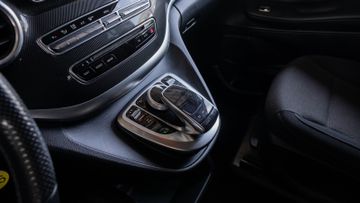 Mercedes V 220 - 9