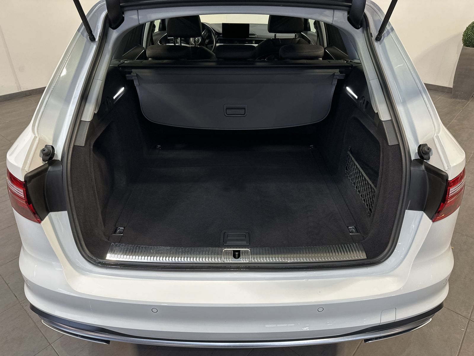 Fahrzeugabbildung Audi A4 Avant 40 TFSI Advanced NAV+LED+STANDHEIZUNG