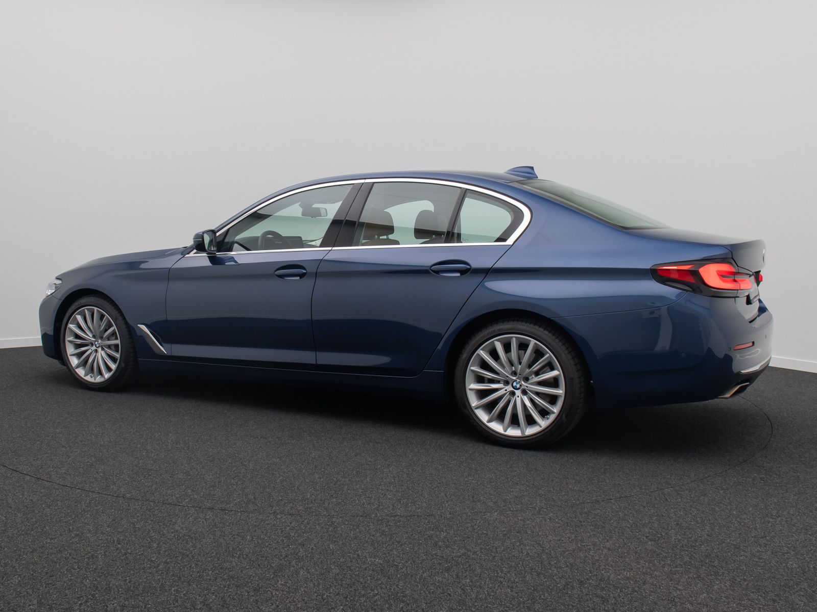 Fahrzeugabbildung BMW 530d xD LuxuryLine H/K DAB Komfort Alarm AHK ACC