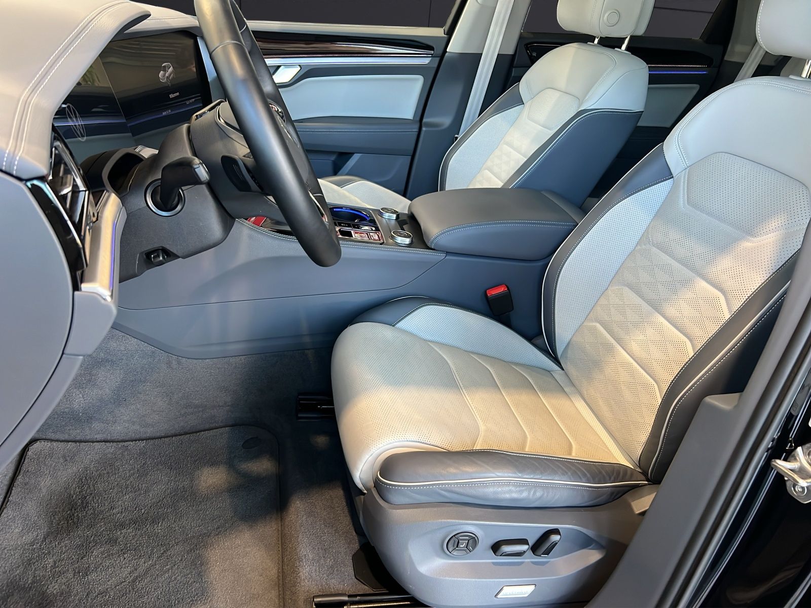 Fahrzeugabbildung Volkswagen Touareg TDI Elegance Matrix AHK HUD Luft Pano AI