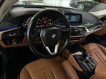 Fahrzeugabbildung BMW 520d xD  Luxury Line ACC Pano AHK HUD Kamera 360