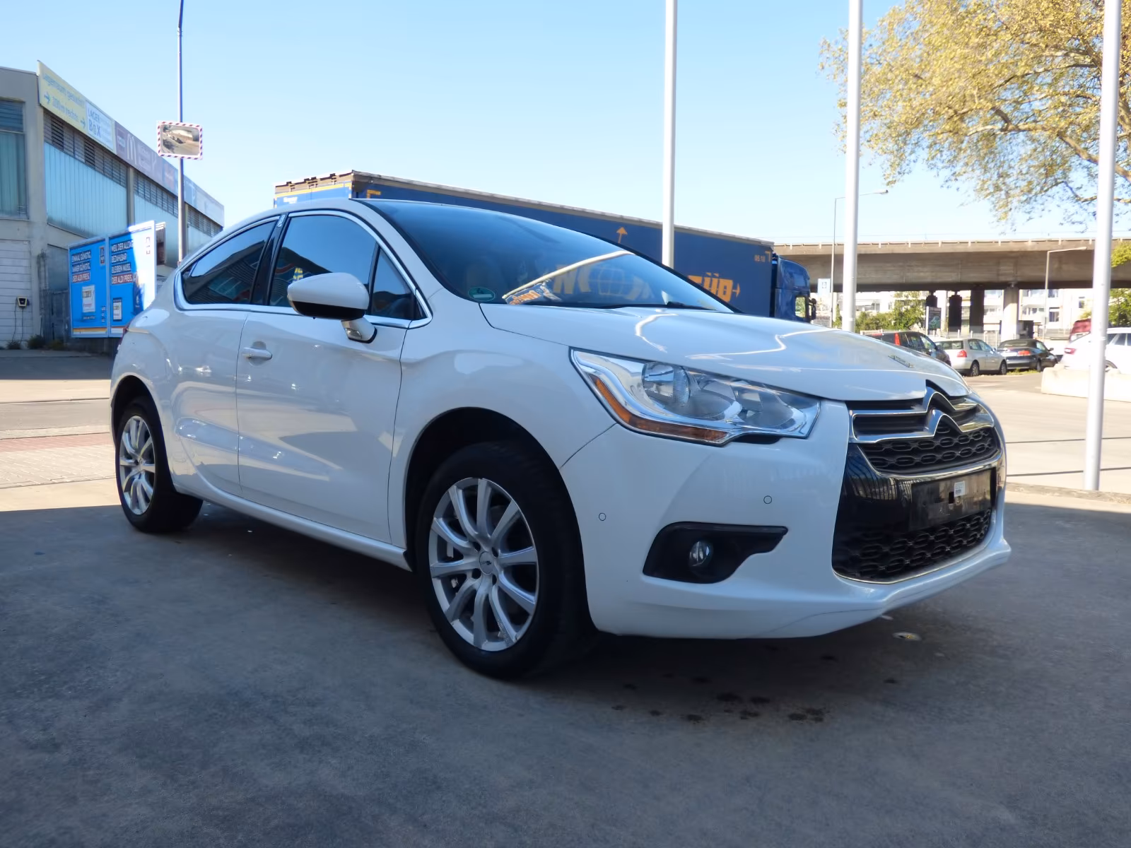 DS Automobiles DS4 Navi Sitzheizung Massagesitze Totewinklelass