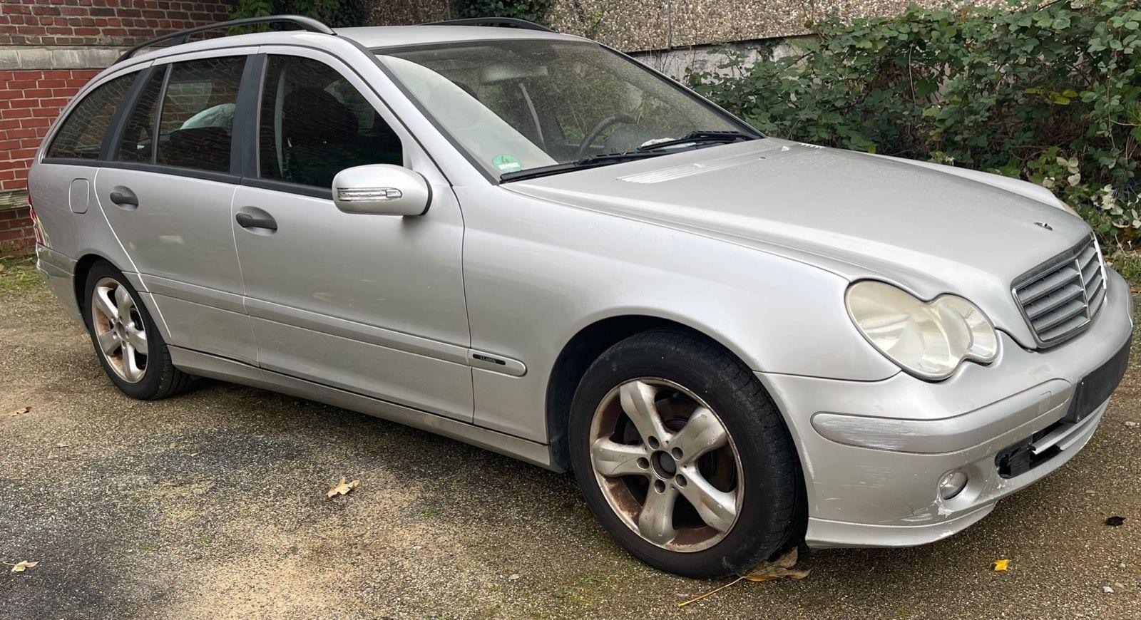 Mercedes-Benz C220 2004 — rear view