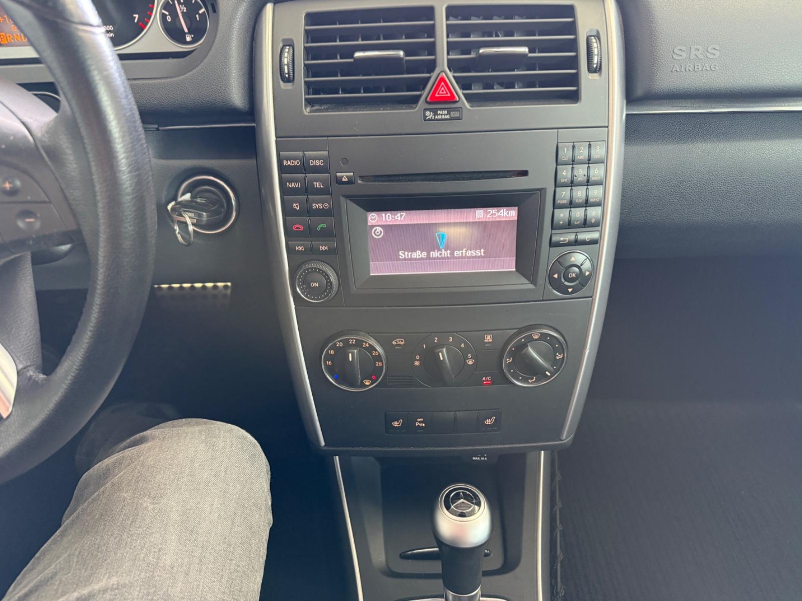 Mercedes-Benz B 200*SPORT*AUTOMATIK*SHZ*NAVI*AHK*TEMP*PARK-ASS