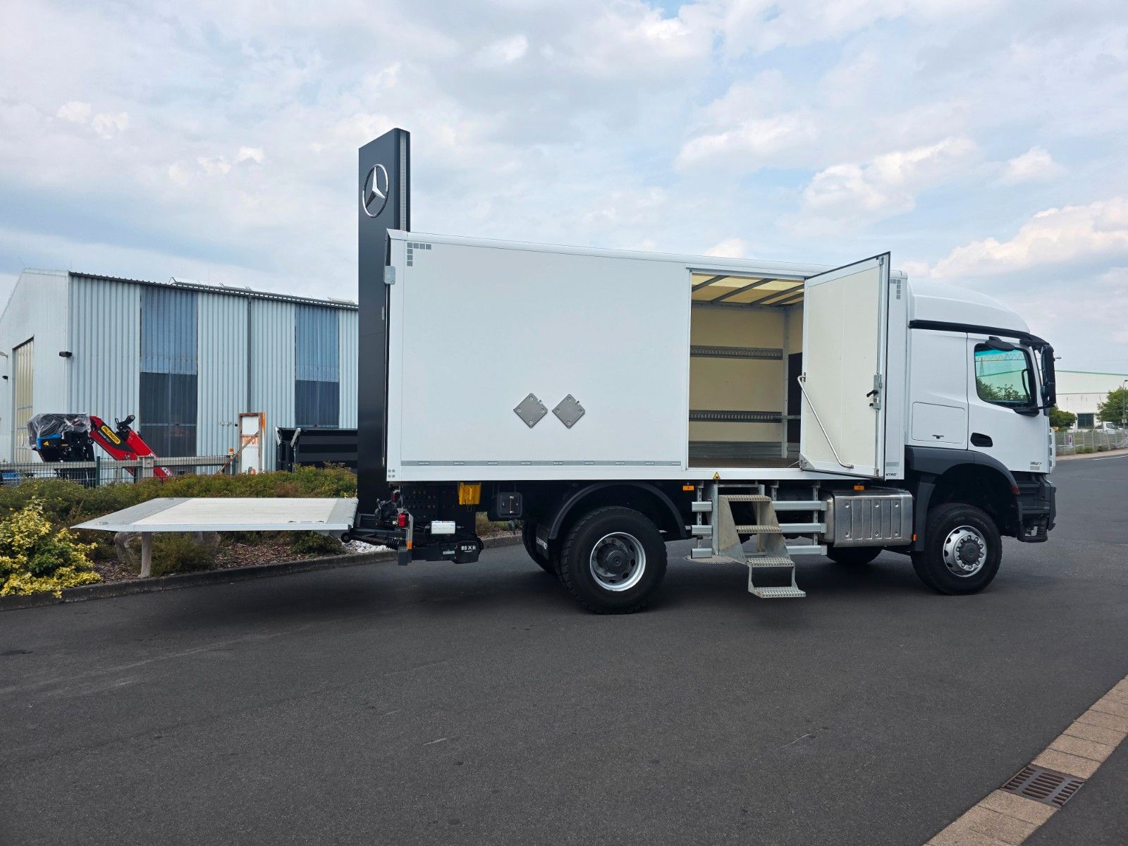Fahrzeugabbildung Mercedes-Benz Arocs 1827 A 4x4 LBW Tür+Treppe Schalter 2 Stück