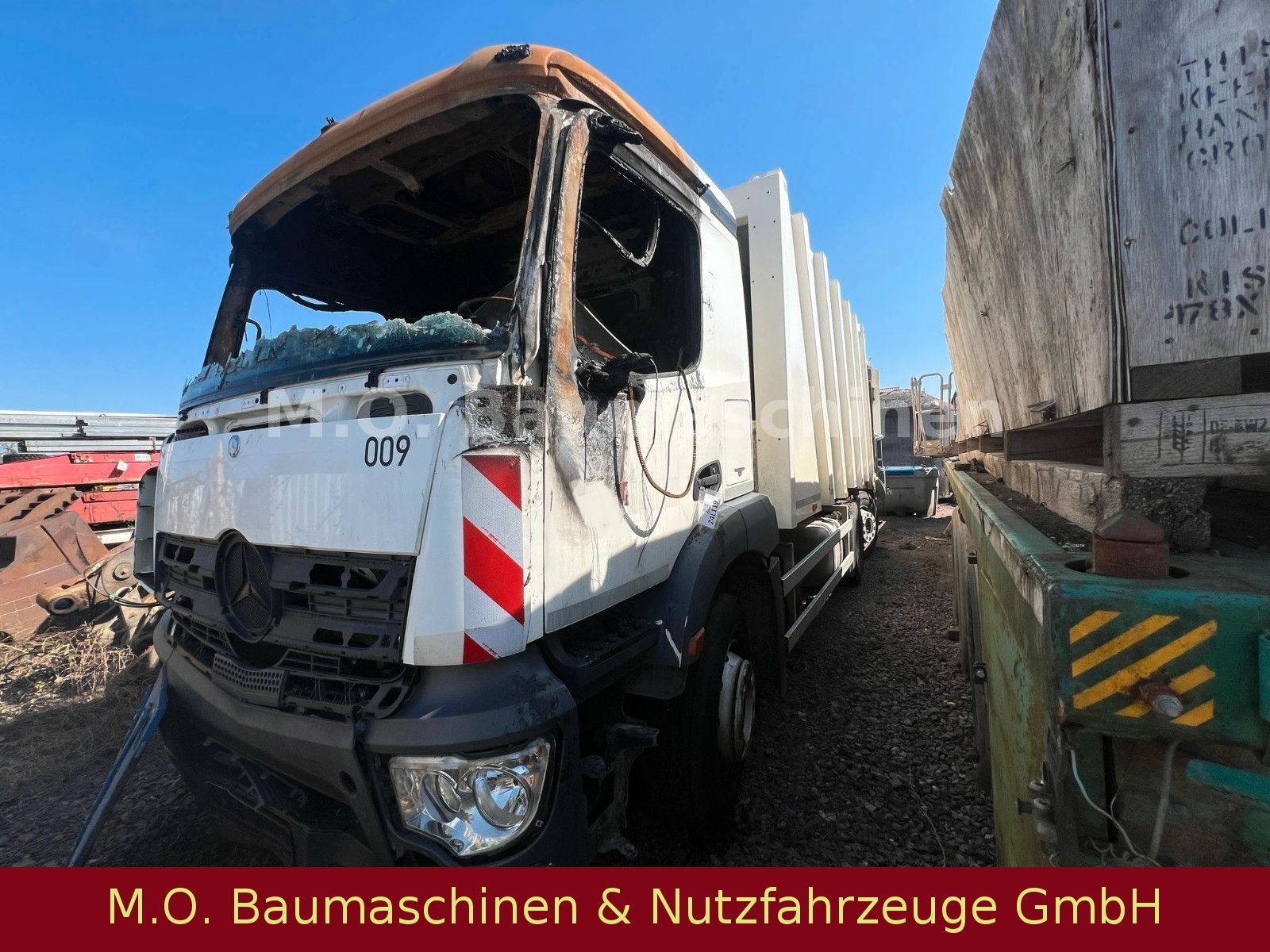 Fahrzeugabbildung Mercedes-Benz Antos  2532 /6x2/ L+L /Euro 5 / Brandschaden /