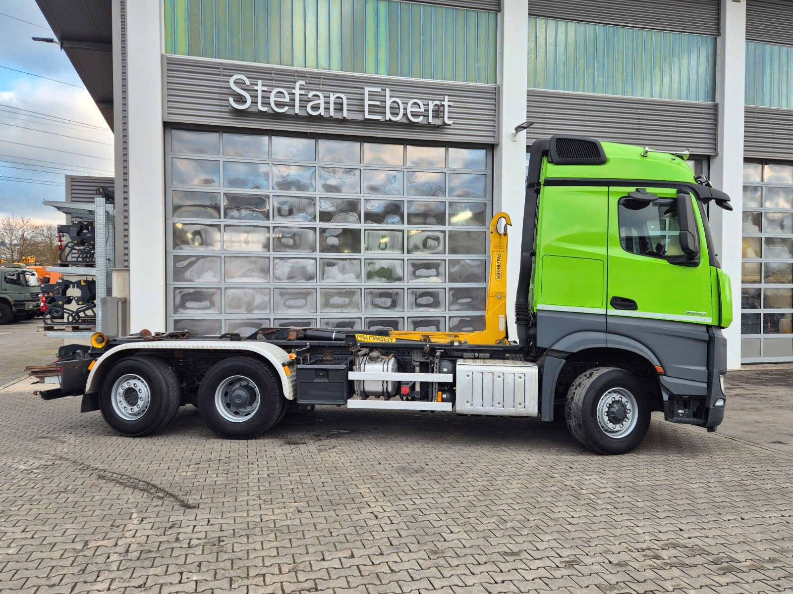 Fahrzeugabbildung Mercedes-Benz Arocs 2548 L 6x2/4 HAD Palfinger T20A AHK