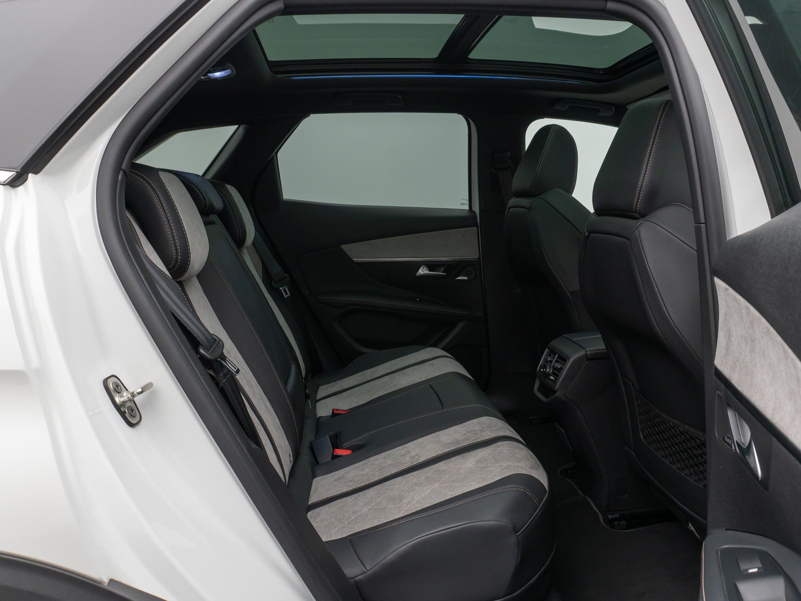 Fahrzeugabbildung Peugeot 3008 Hybrid4 300 GT Panorama 360° Massage AHK