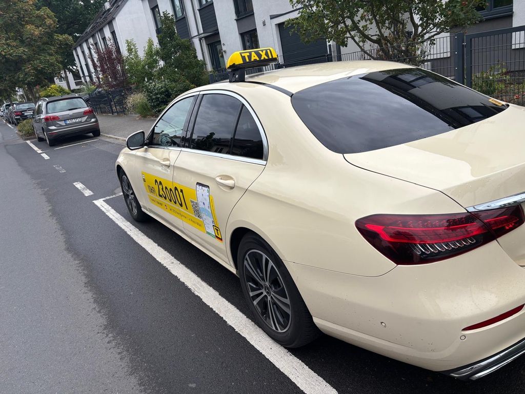 Image of Mercedes-Benz E 220
