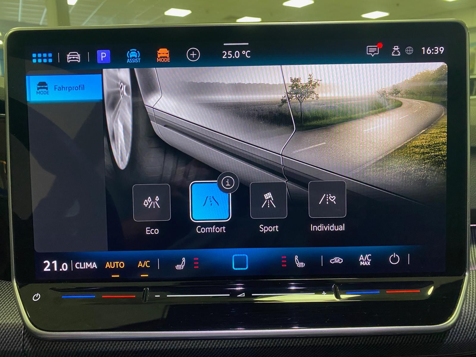 Fahrzeugabbildung Volkswagen Golf 1.5 eTSI R-Line DSG+ACC+360°+HUD+HARMAN KAR