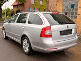 Skoda Octavia 1.8 TSI DSG Elegance Combi Elegance - Skoda Octavia aus 2011: Kombi