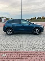 Mercedes-Benz GLA 180  - blaue Mercedes-Benz GLA 180