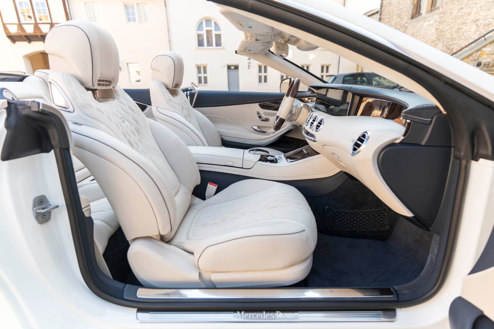 Fahrzeugabbildung Mercedes-Benz S 560 Cabriolet BURMESTER HUD 360° ACC LUFT TOTW