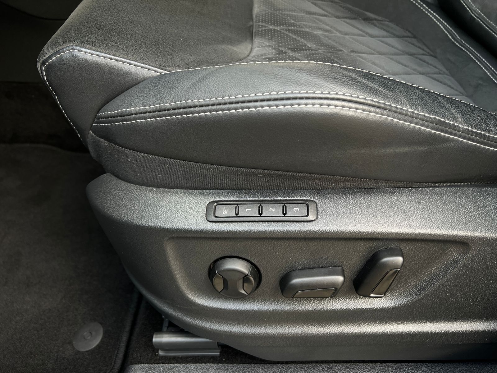 Fahrzeugabbildung SKODA Kodiaq Sportline 2.0 TDI DSG 4x4 *AHK,Pano,Stand