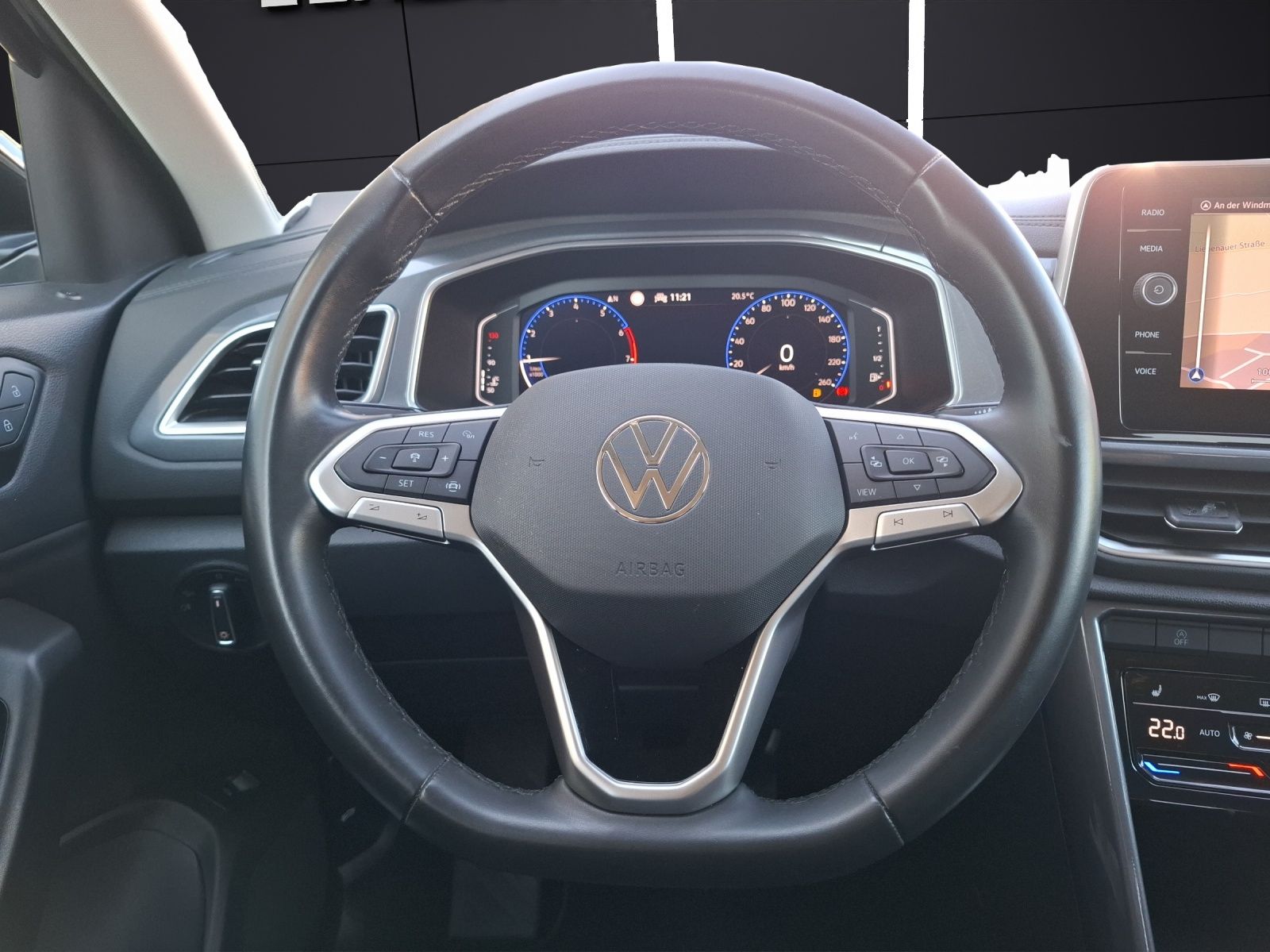 Fahrzeugabbildung Volkswagen T-Roc TSI Style LED Navi AID ACC Park-Assist SH