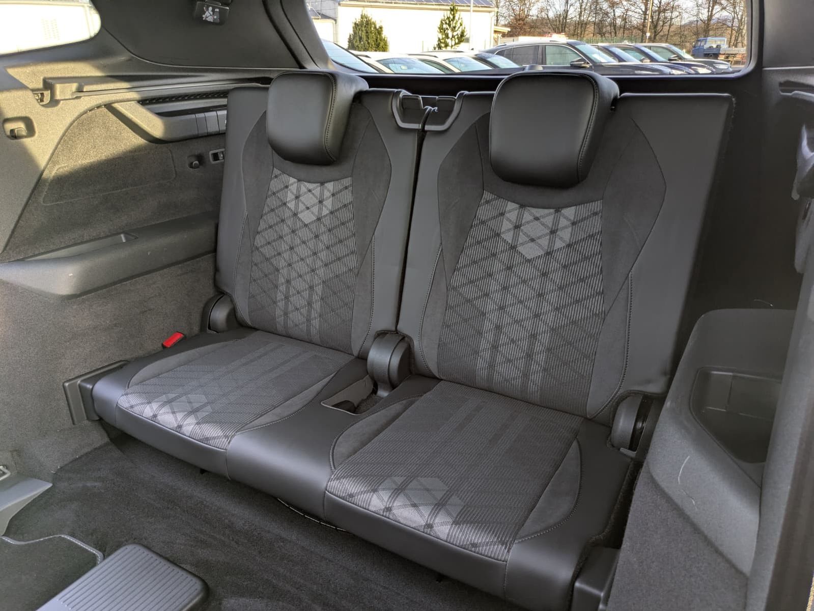 Fahrzeugabbildung Volkswagen Tayron 2.0 TDI 4M R-Line BLACK*7Si*MATRIX*PANO