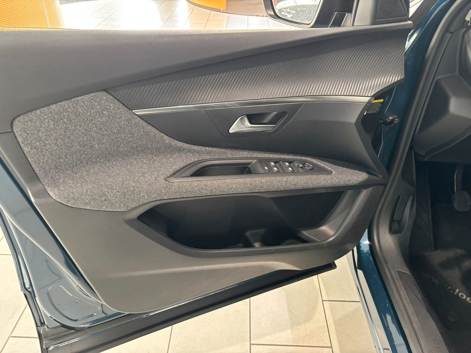 Fahrzeugabbildung Peugeot 3008 1.2T ACTIVE PACK NAVI/LED/SPORT/VIRT/PDC