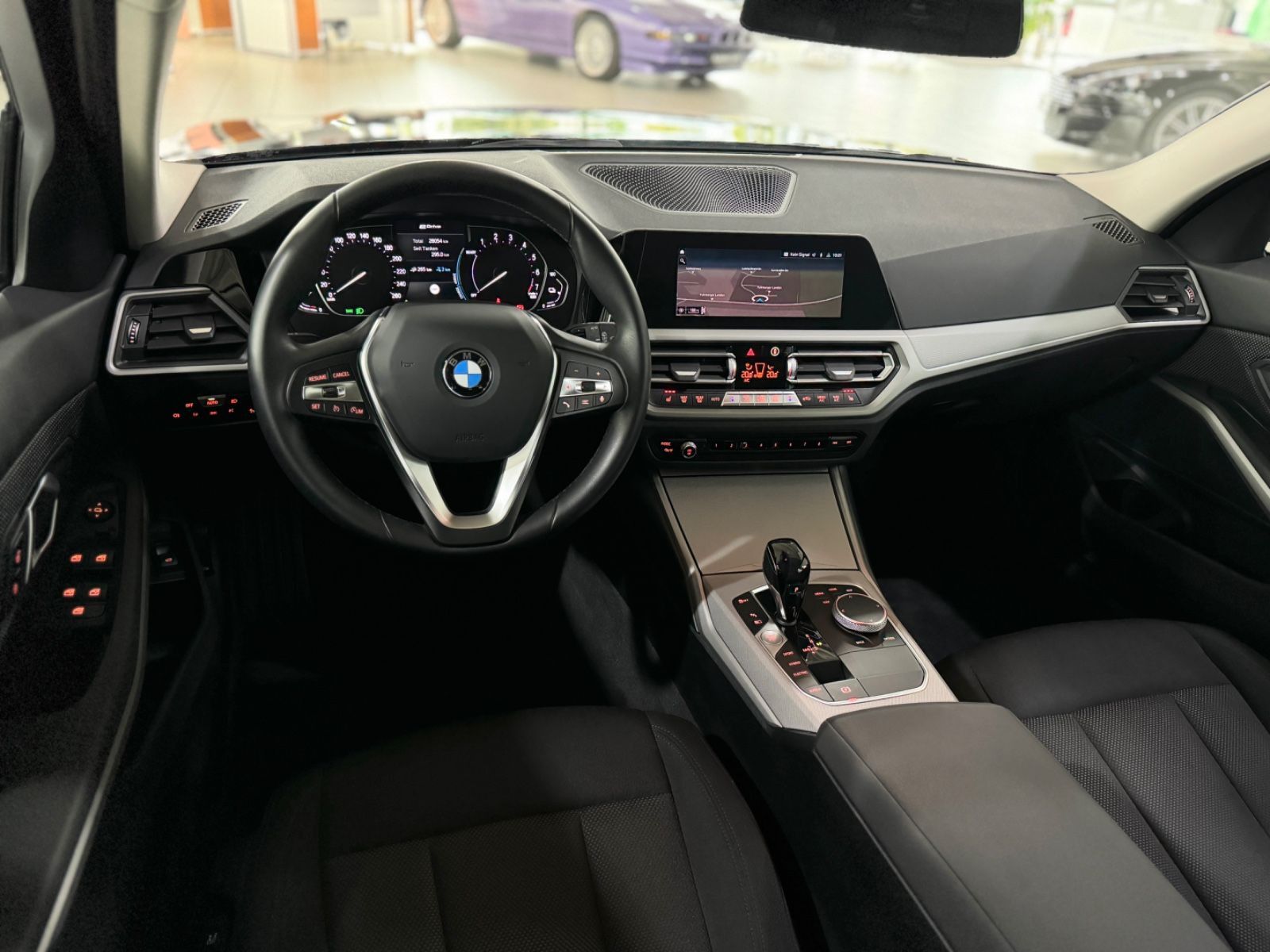 Fahrzeugabbildung BMW 330e DAB PDC CockPit+Geschwindigkeitsreg. LED