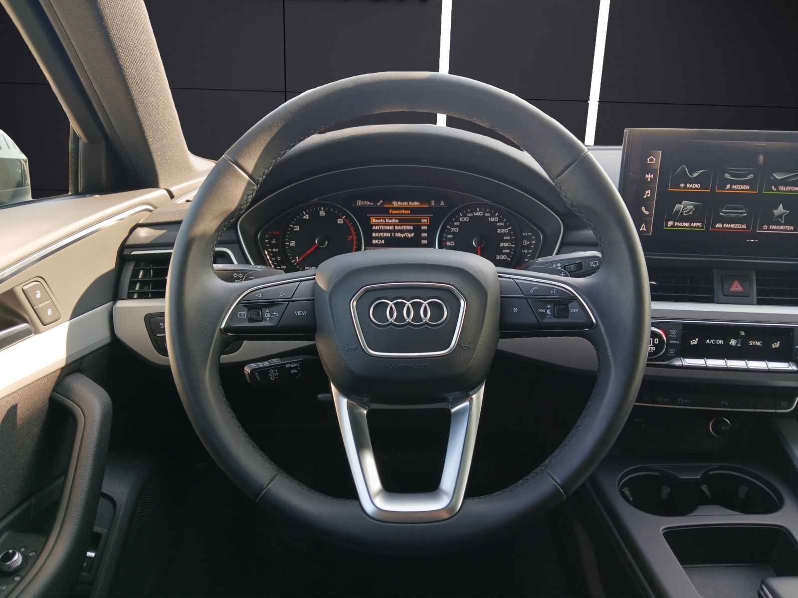 Fahrzeugabbildung Audi A4 Avant 40 TFSI advanced LED Navi Pano RFK SH