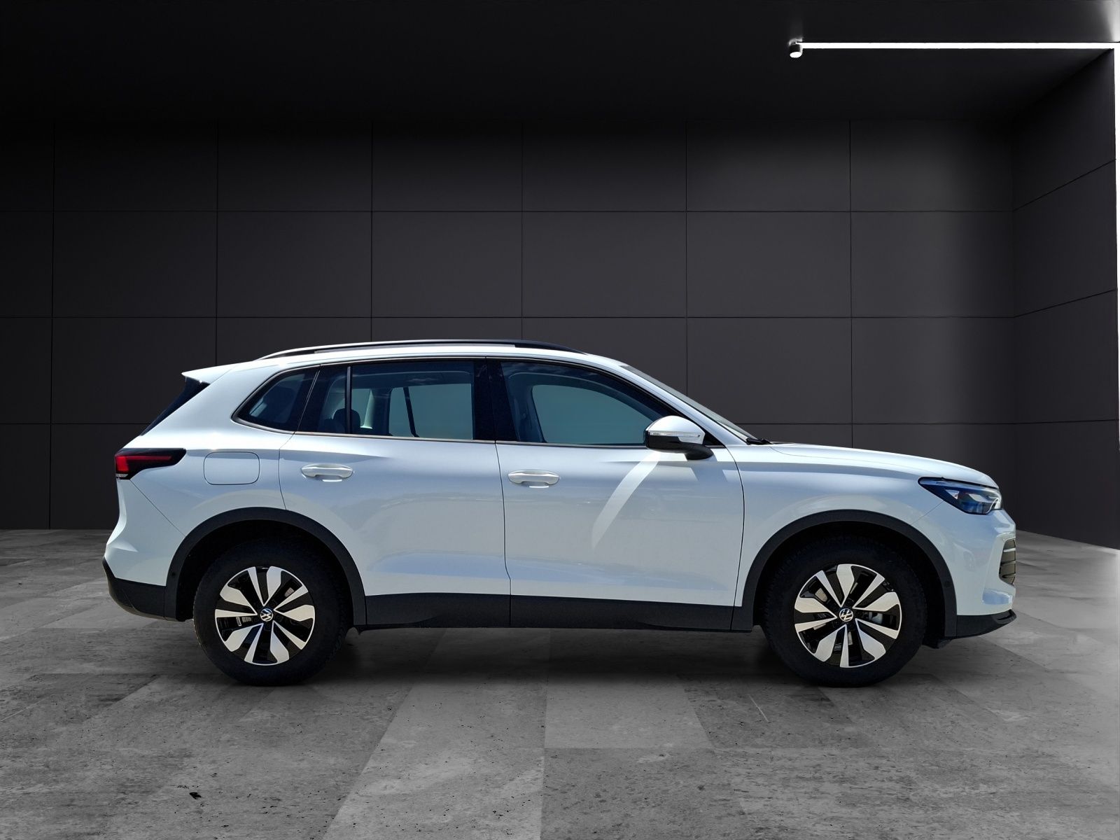 Fahrzeugabbildung Volkswagen Tiguan eTSI Life DSG LED AHK Navi AID ACC RFK SH