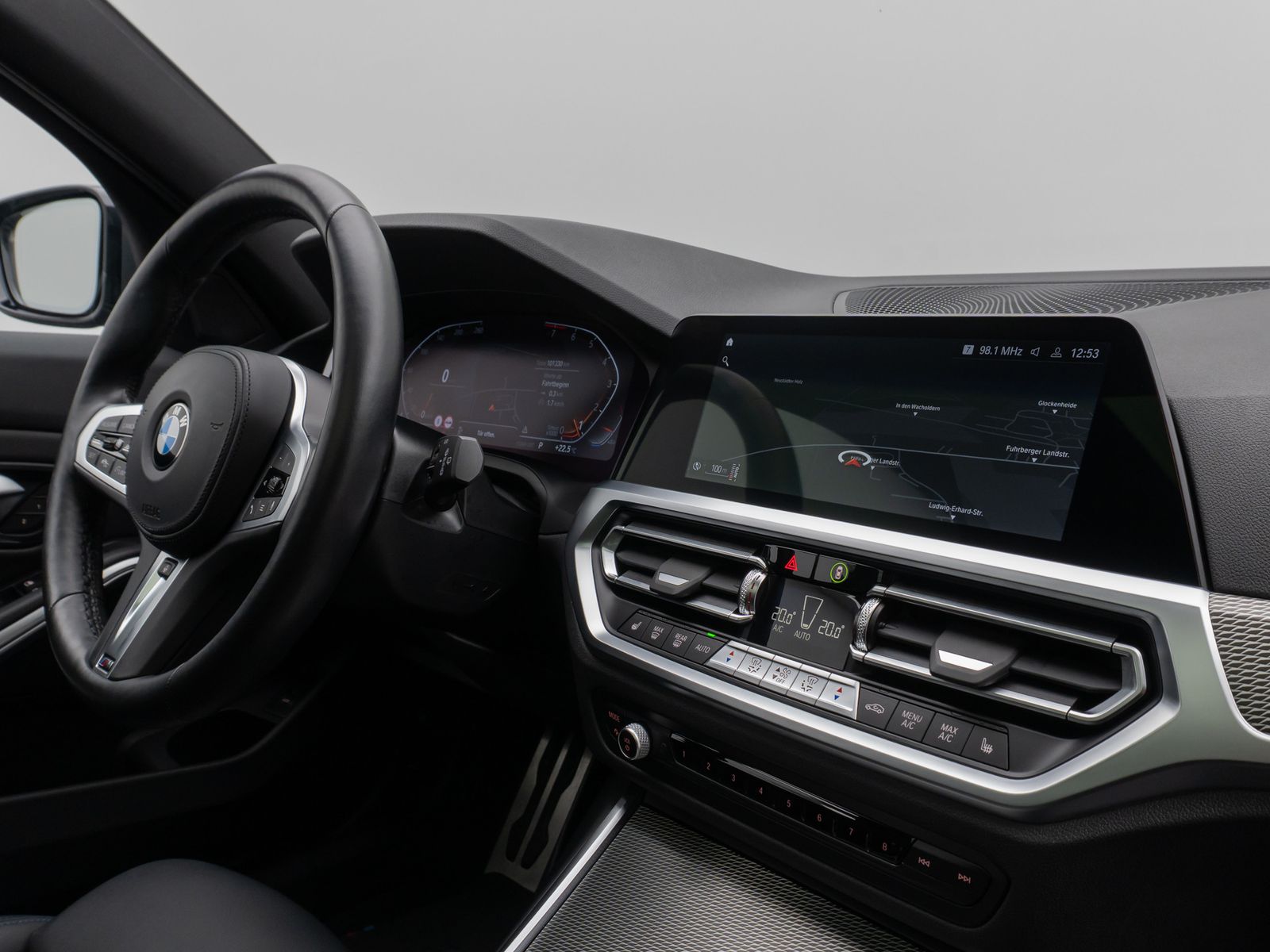 Fahrzeugabbildung BMW 330i M Sport Panorama Kamera DAB HiFi Komfort
