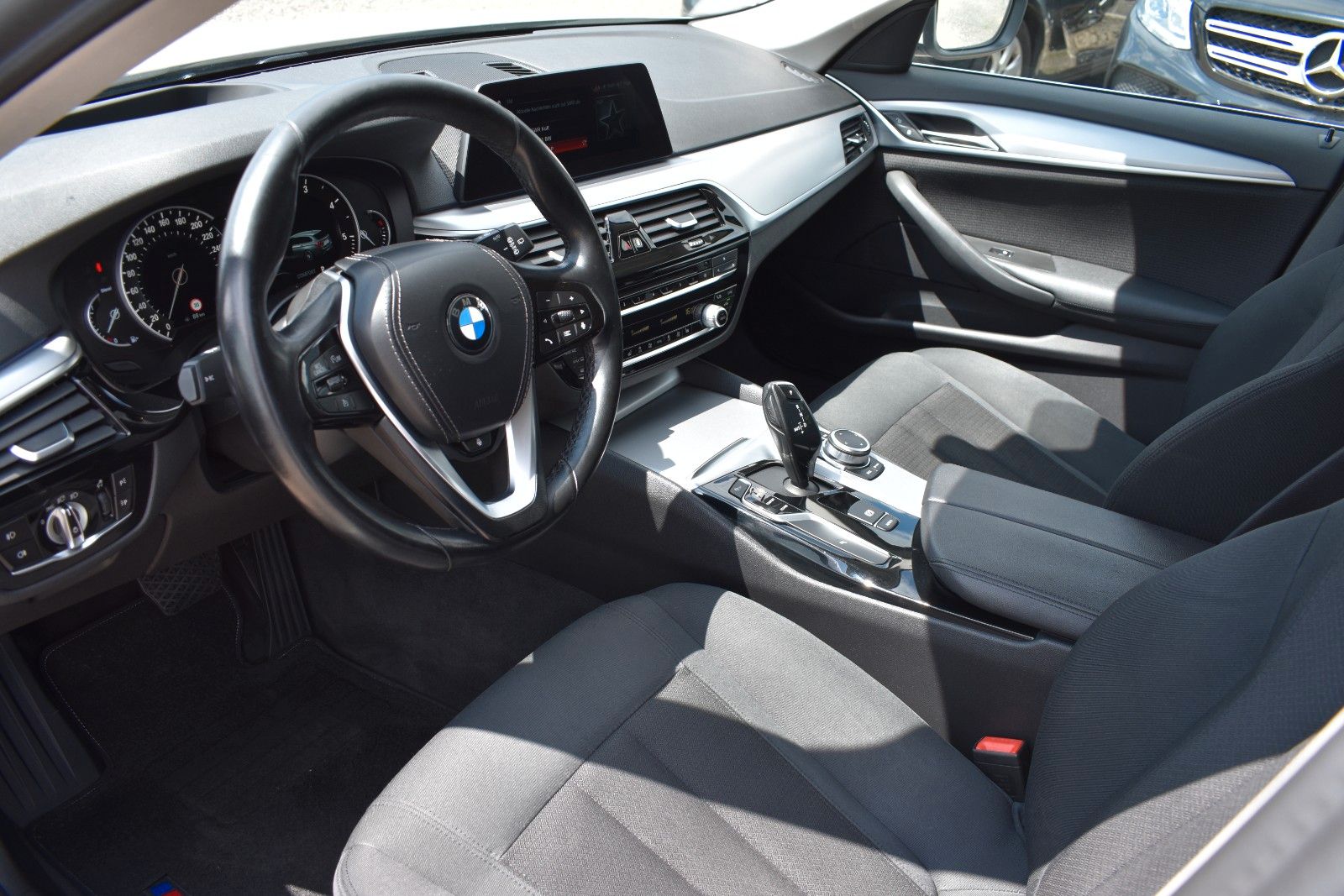 Fahrzeugabbildung BMW BMW 520d Touring Head Up/Anhänger/Driving Assist