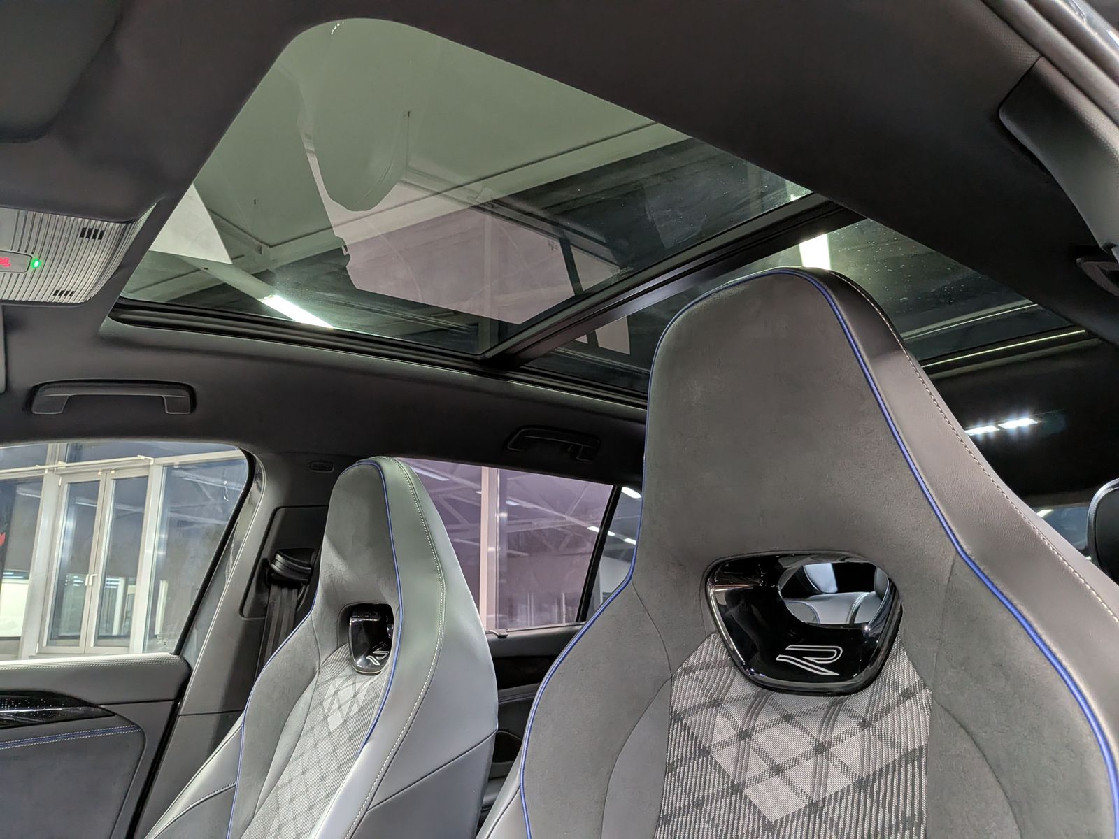 Fahrzeugabbildung Volkswagen Tayron 2.0TDI 4M R-Line Launch Pano Black AHK 20