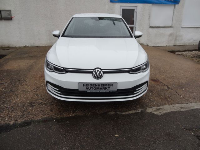 Fahrzeugabbildung Volkswagen Golf VIII Lim. Life/DSG/Navi/AHK/LED/PDC/150PS/