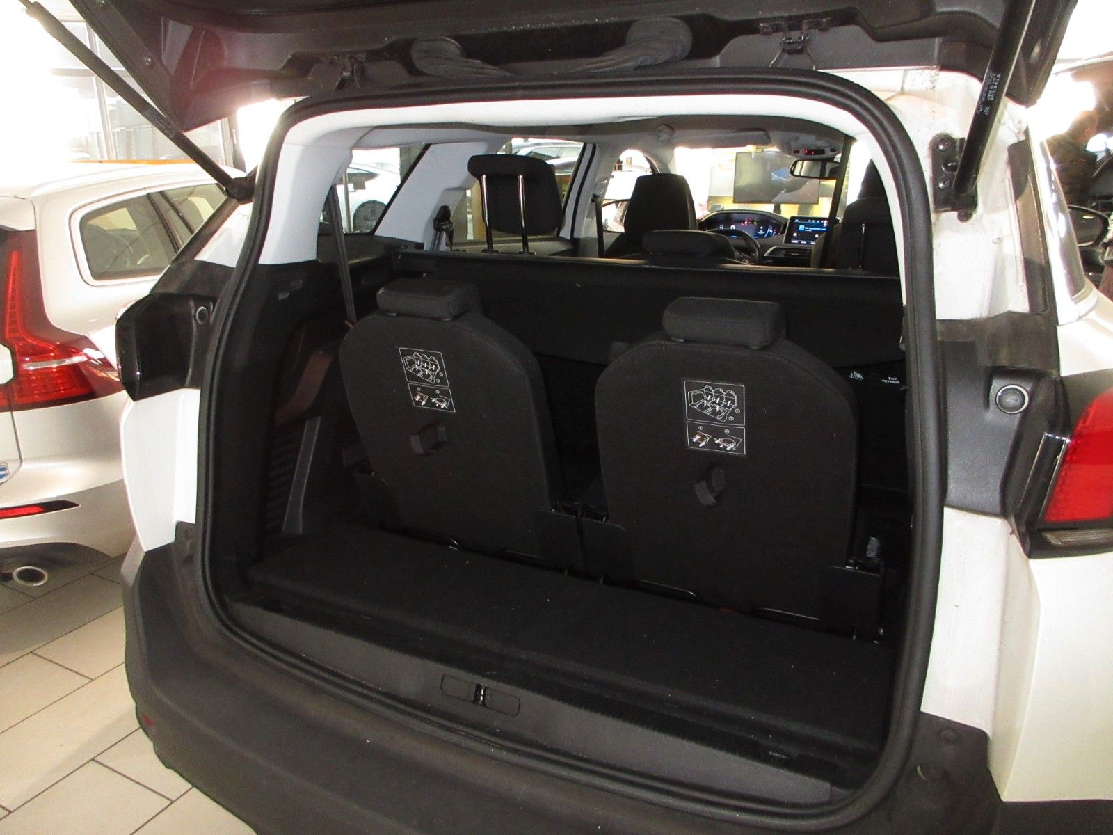 Fahrzeugabbildung Peugeot 5008 Active 1.2T NAVI/PDC/VIRTUAL/7-SITZER