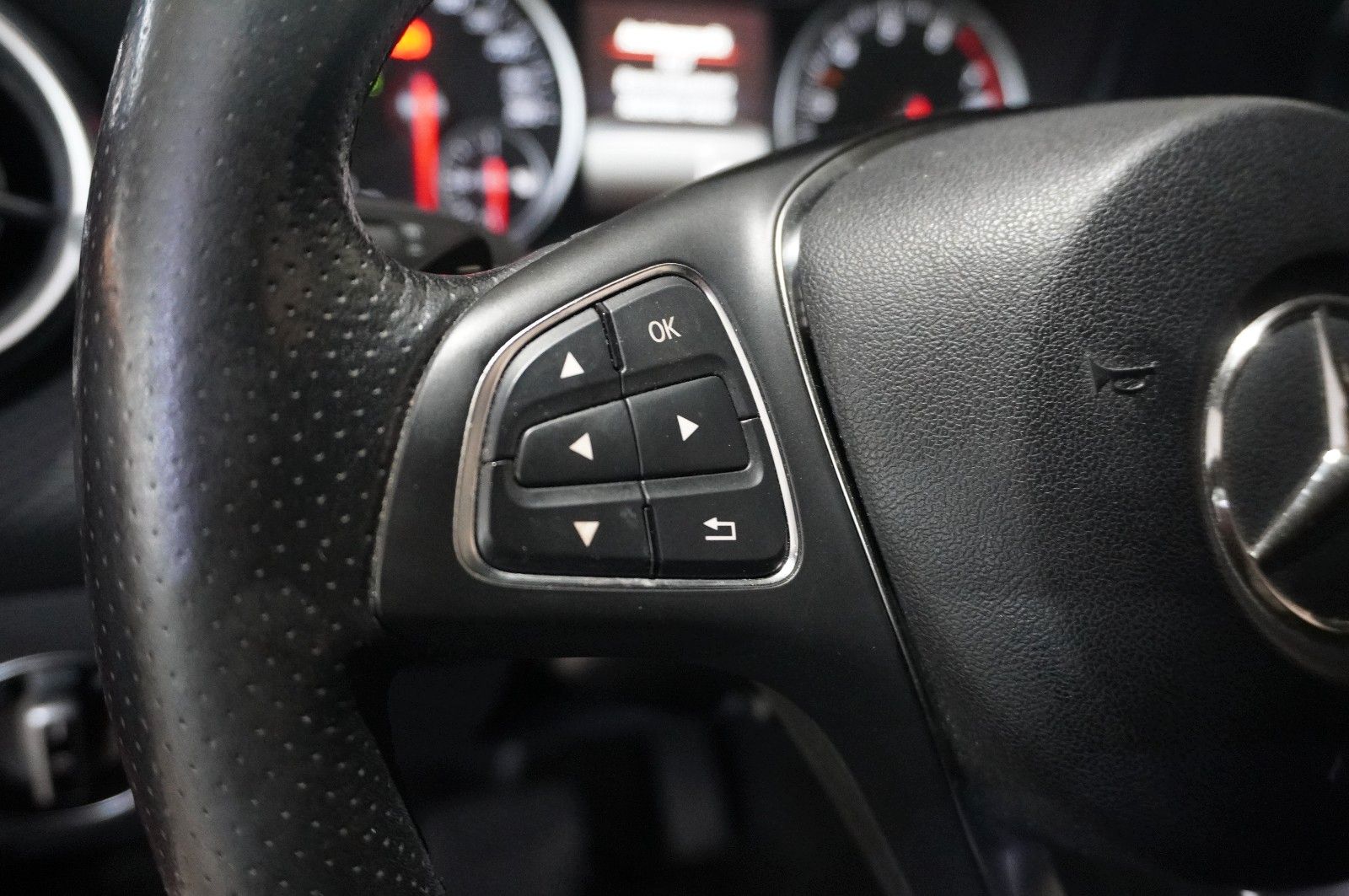 Fahrzeugabbildung Mercedes-Benz A 200 LIM. AMG LINE NAVI/LED/KAMERA/SPORT/SH/AHK