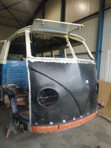Volkswagen T 1 Safari mit Ausstellfenster vorne - blaue Volkswagen T1