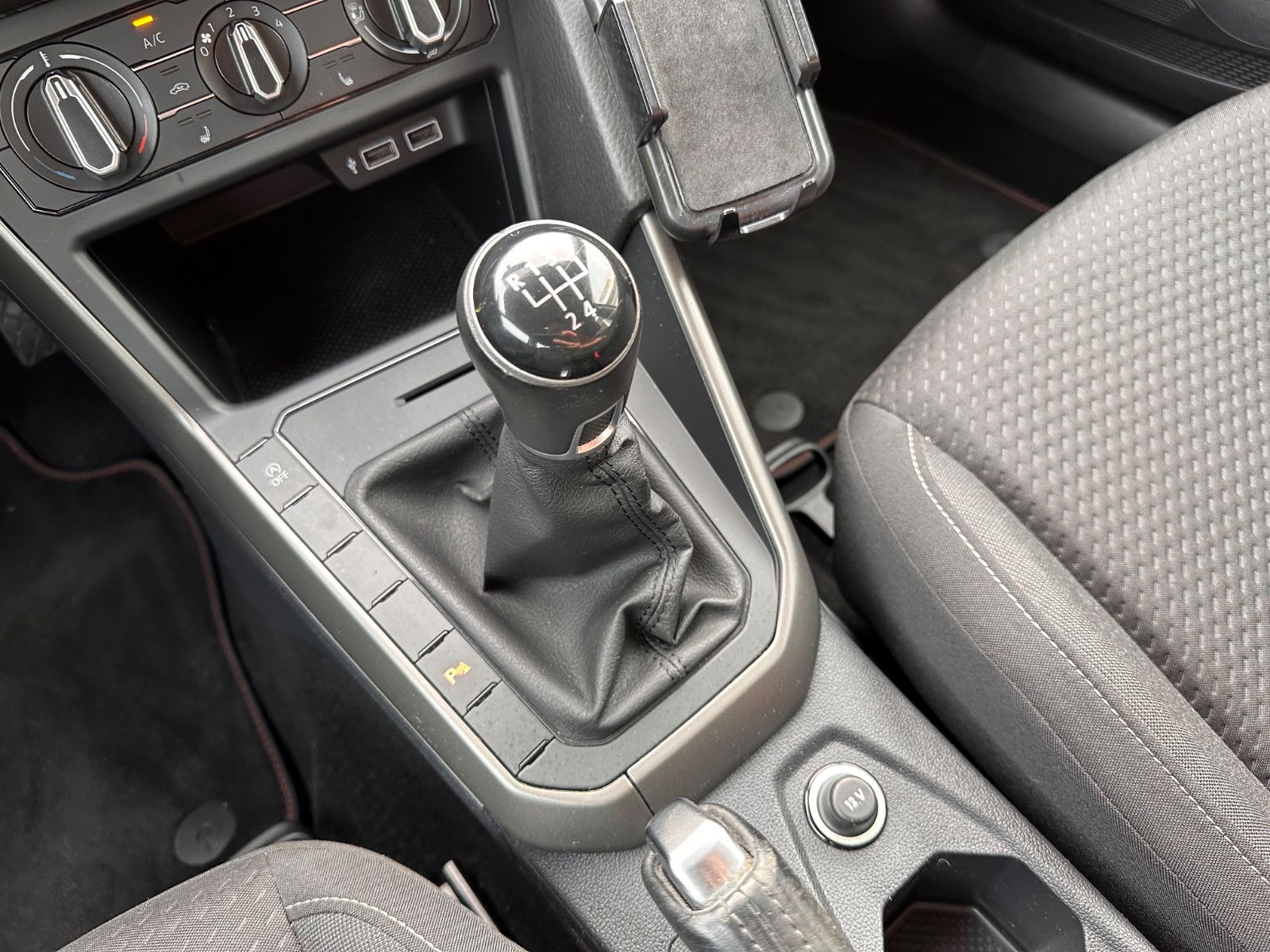 Fahrzeugabbildung Volkswagen Polo 1.0 TSI Comfortline APP/SHZG/GJR/PDC