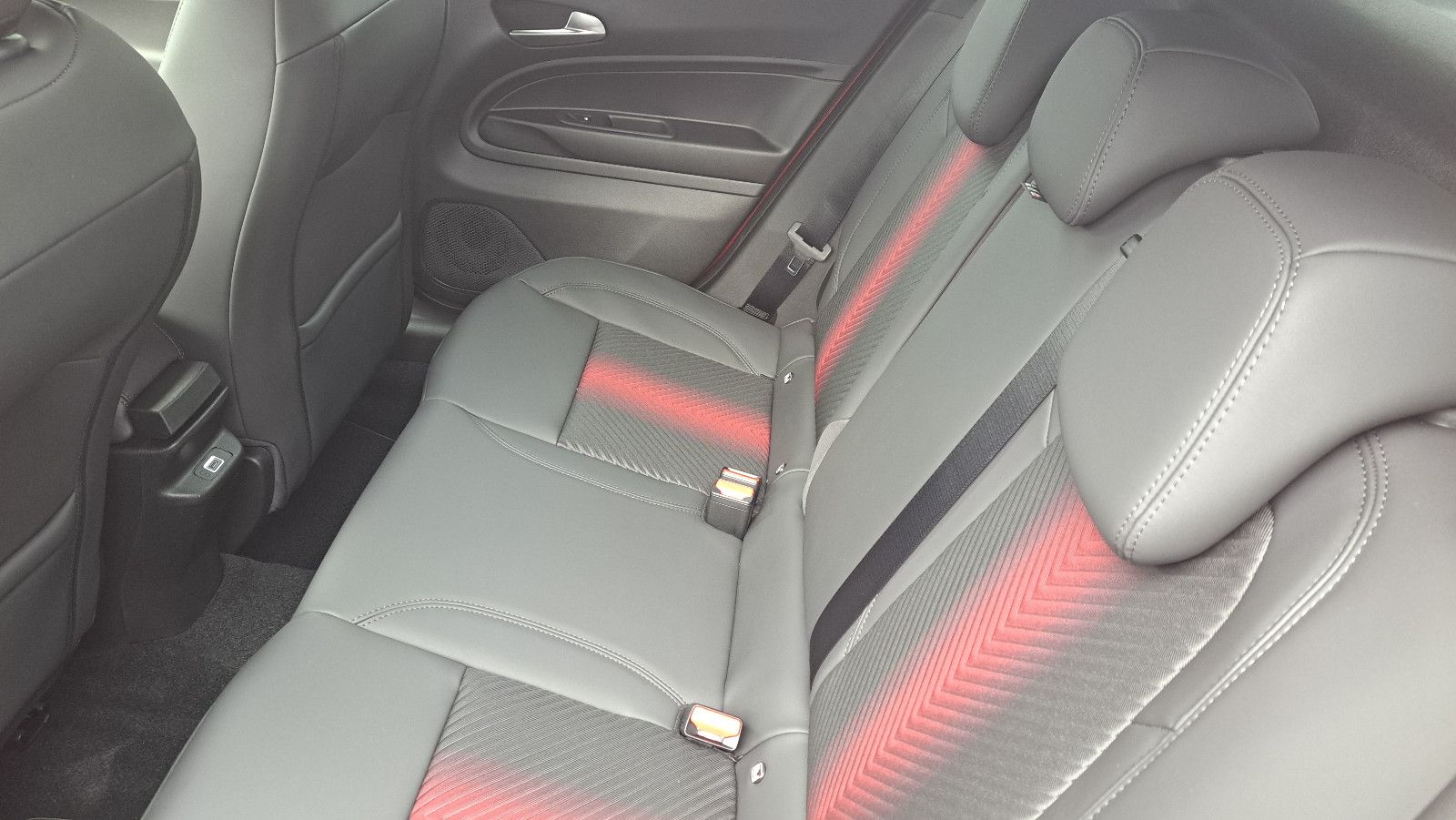 Fahrzeugabbildung Alfa Romeo Junior Ibrida 1.2 VGT 48V-Hybrid 107 kW Speciale