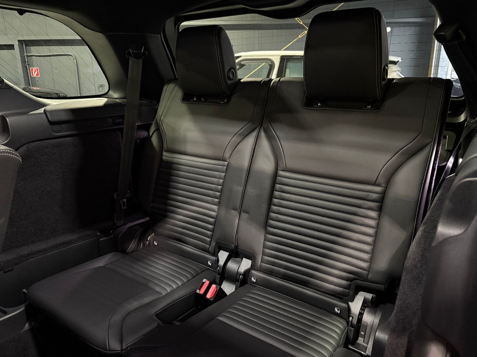 Fahrzeugabbildung Land Rover Discovery 5 R-Dynamic SE AWD/7-SITZER/360''KAM