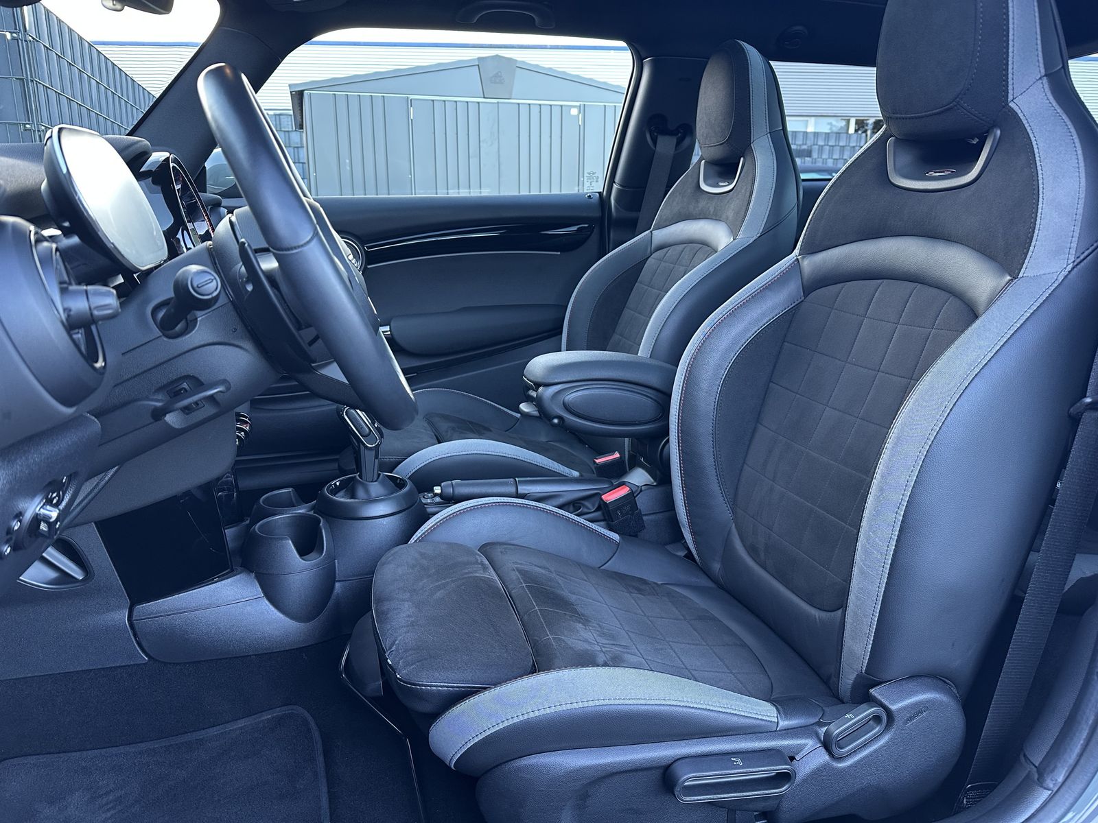 Fahrzeugabbildung MINI John Cooper Works Sport-Aut. NAV+LED+PANO+H&K+VC