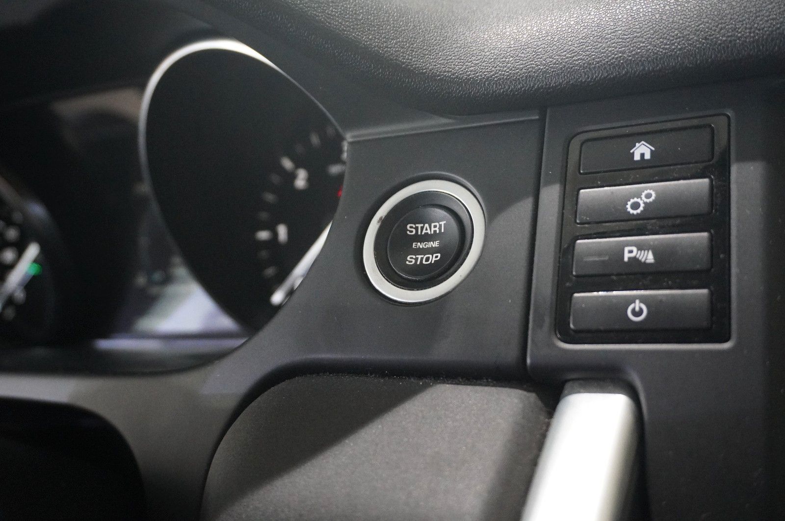 Fahrzeugabbildung Land Rover Discovery Sport 2.0D PURE NAVI/LED/SHZ/PDC/SPORT