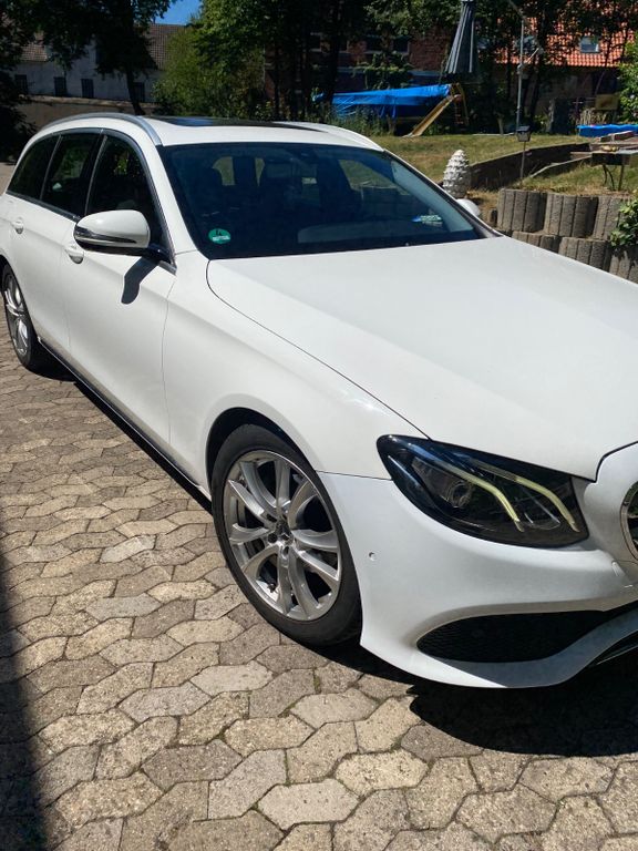 Image of Mercedes-Benz E 220