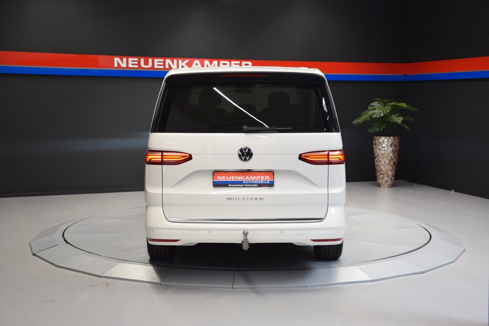 Fahrzeugabbildung Volkswagen T7 Multivan Style lang ACC Matrix vis-a-vis AHK