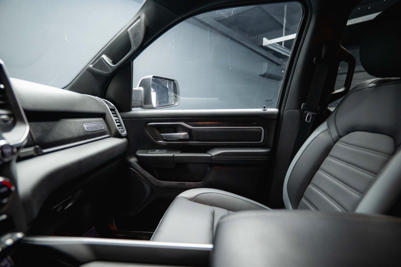 Fahrzeugabbildung Dodge RAM 5.7 V8 HEMI 4x4 OFFROAD Night-Paket *LED*