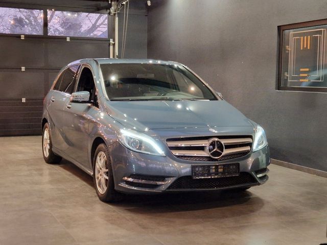 Mercedes-Benz B180 Edition 1*Bi-Xenon*AHK*Kamera*Teilleder*