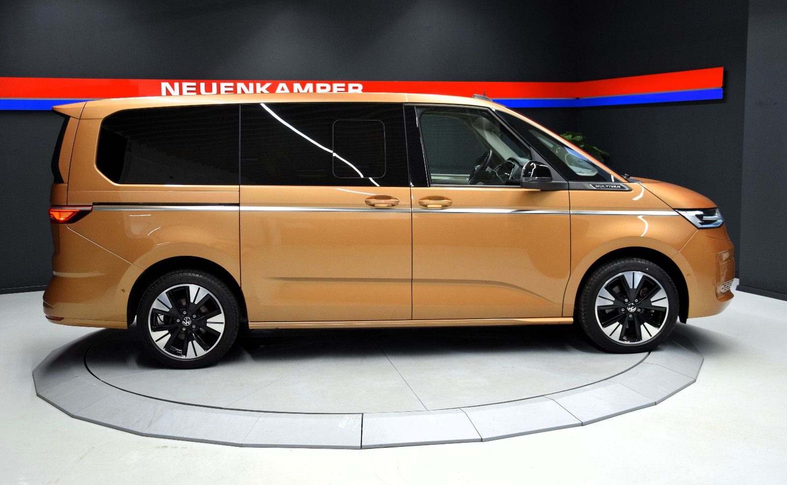 Fahrzeugabbildung Volkswagen T7 Multivan Style Lang Pano HuD h&k Memory AHK