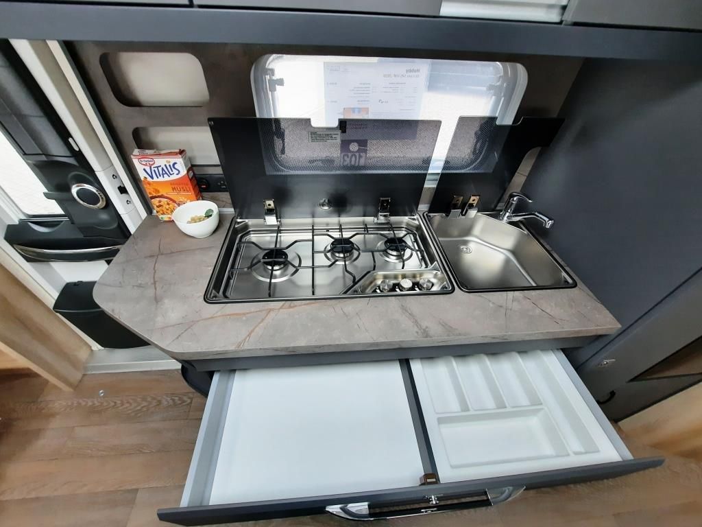 Fahrzeugabbildung Hobby De Luxe 545 KMF Verfüg./Auflastung 2.000 Kg