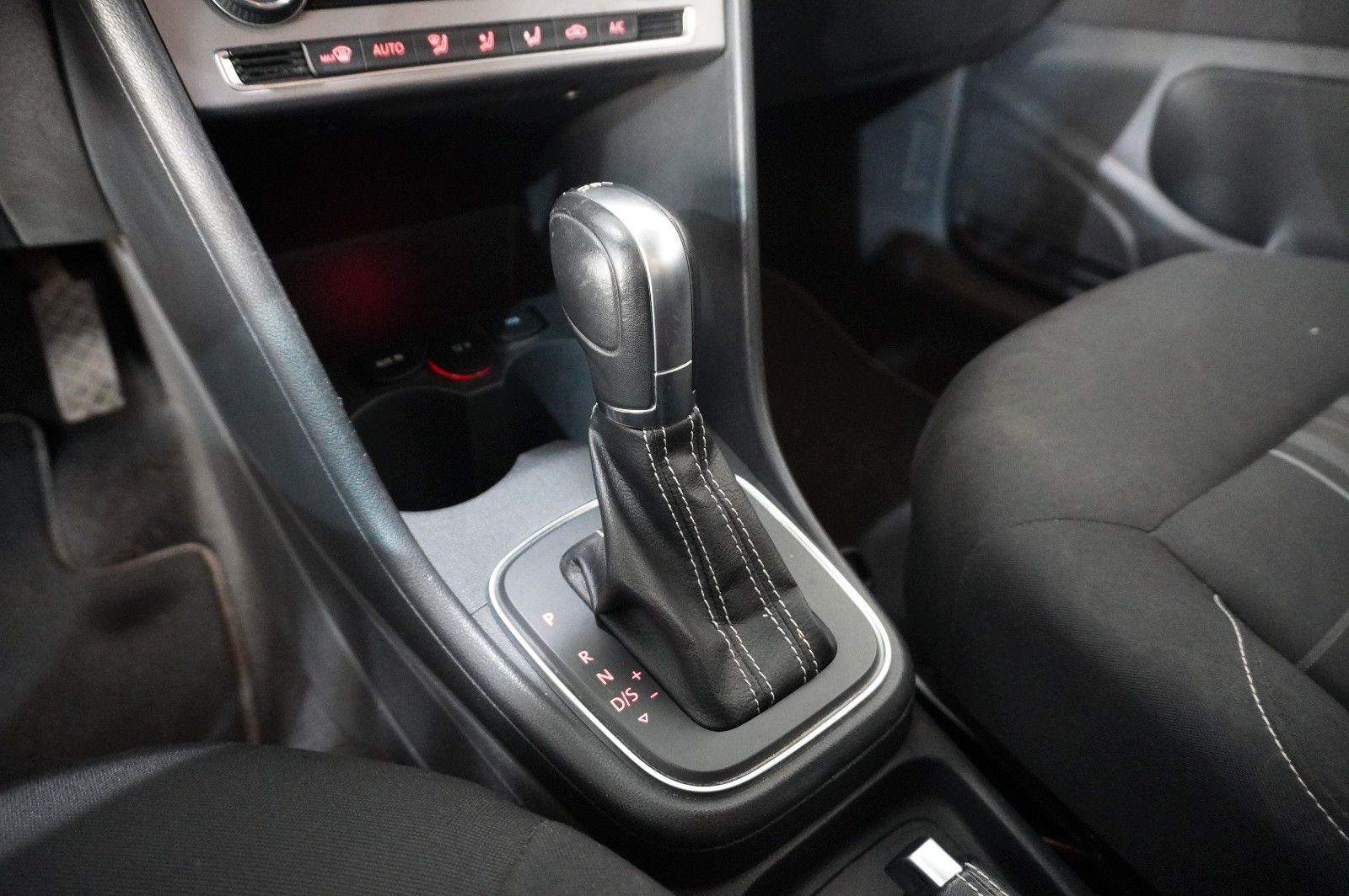 Fahrzeugabbildung Volkswagen Polo V 1.2 TSI LOUNGE DSG NAVI/KLIMA/PDC/TEMP.