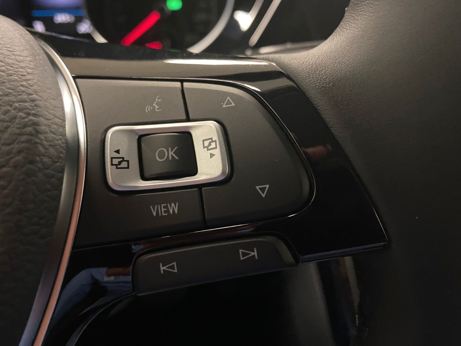 Fahrzeugabbildung Volkswagen Touran 1.5 TSI OPF DSG Highline R-Line+NAVI+LED+