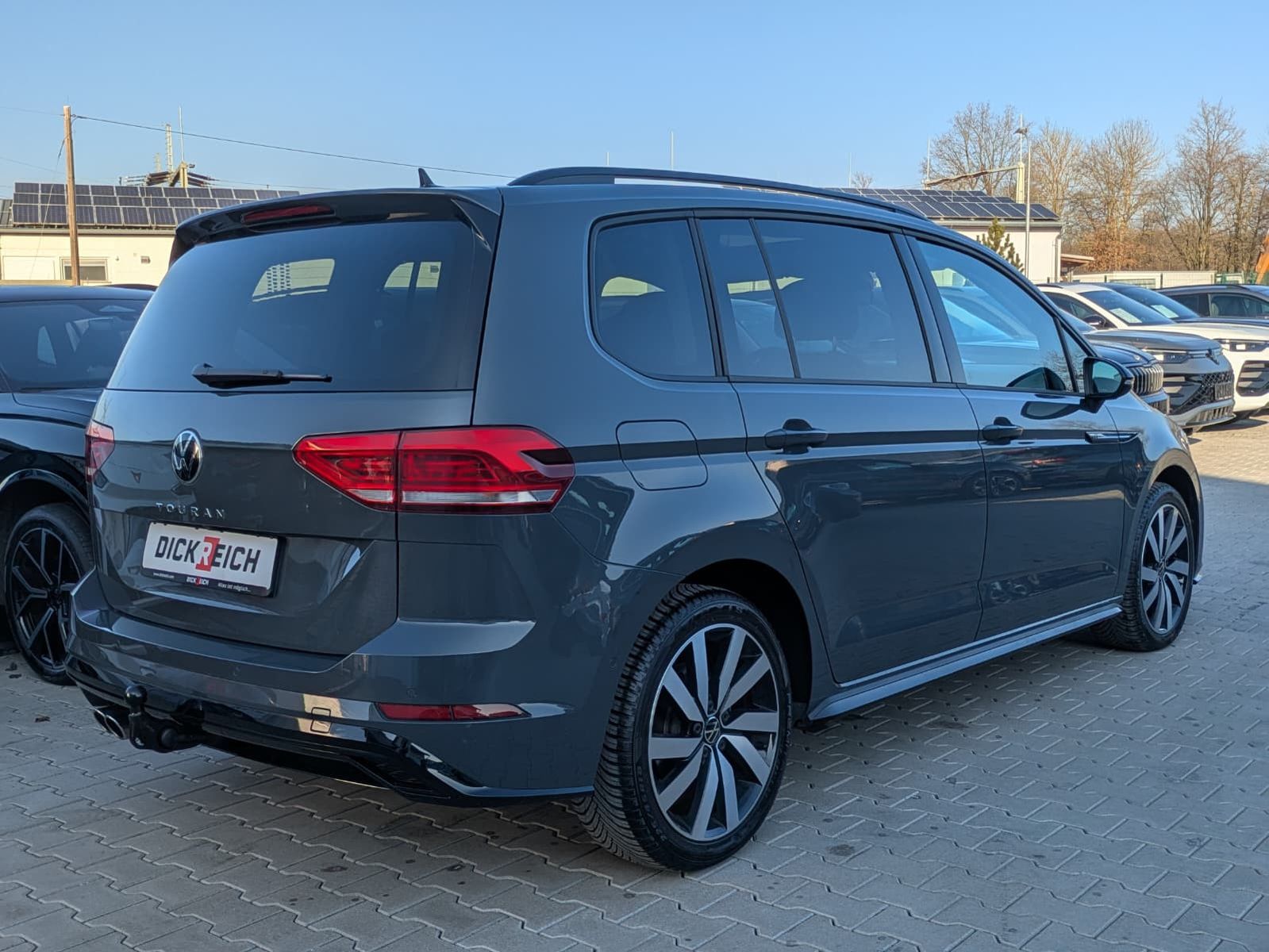 Fahrzeugabbildung Volkswagen Touran 2.0 DSG R-Line High BLACK Pano 7Si IQ AHK