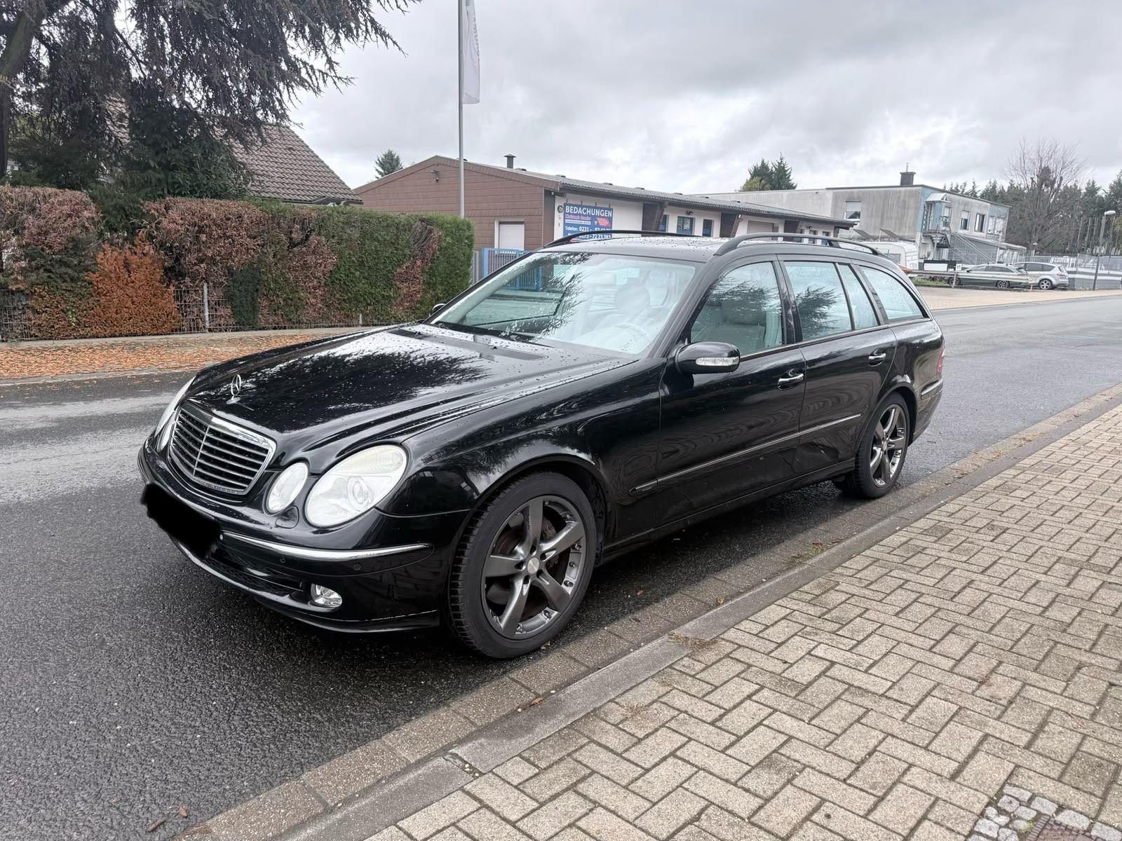 Mercedes-Benz E500 2005 — rear view